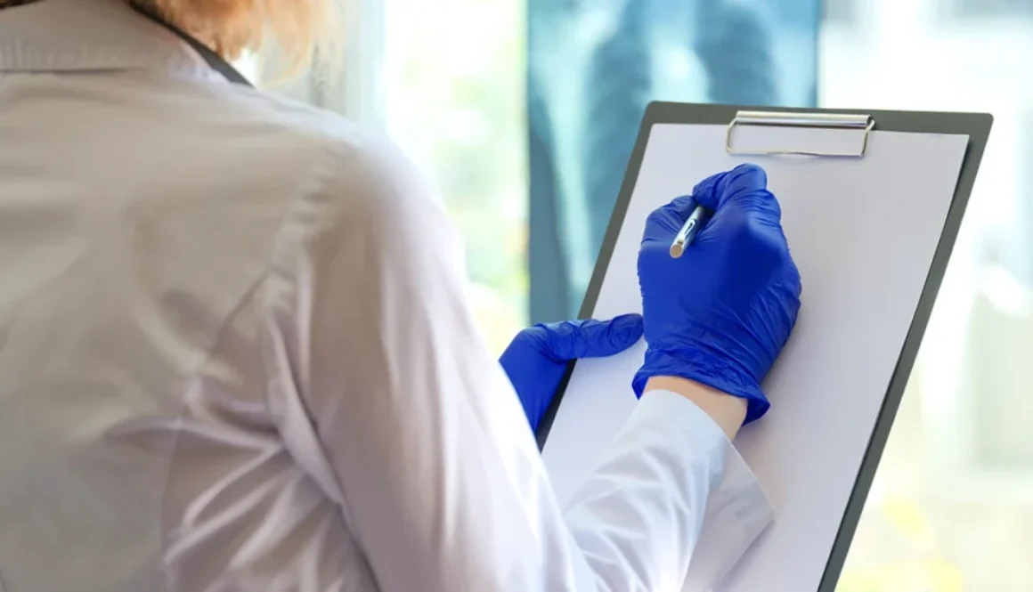 Proces badań klinicznych – naukowcy analizują dane medyczne