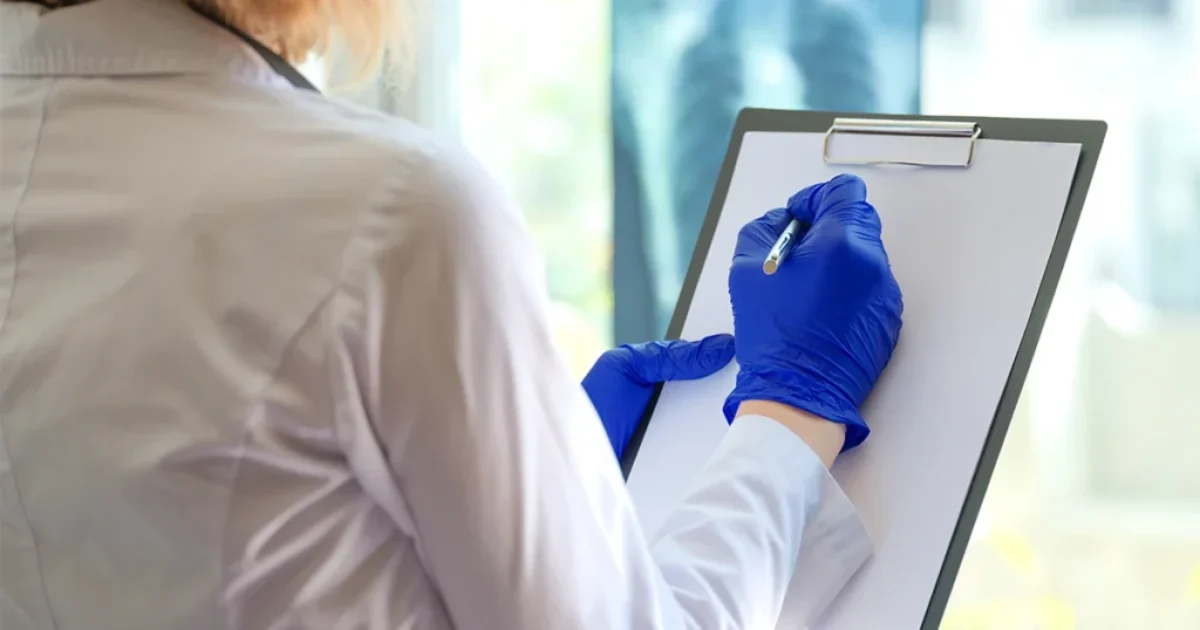 Proces badań klinicznych – naukowcy analizują dane medyczne