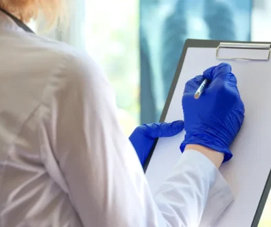 Proces badań klinicznych – naukowcy analizują dane medyczne